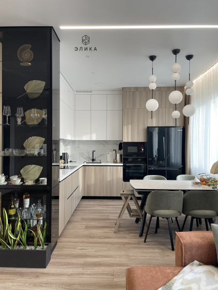 ТРЁХУРОВНЕВАЯ КУХНЯ С ВИТРИНОЙ